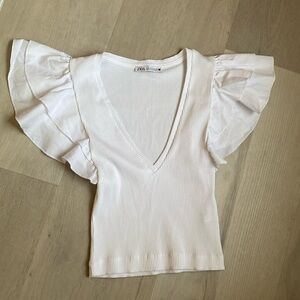 NWOT! Zara White Ribbed knit crop top w/ V-neck and ruffled cap sleeves - Size S